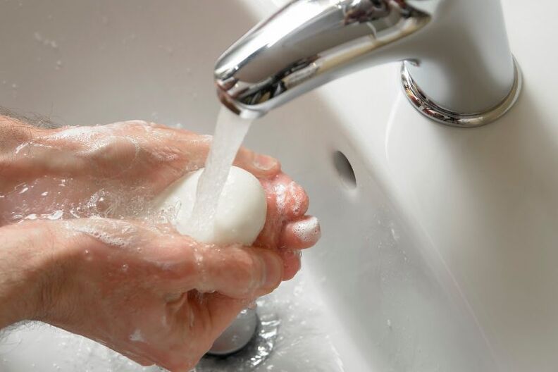 мыццё рук з мылам для прафілактыкі глістоў