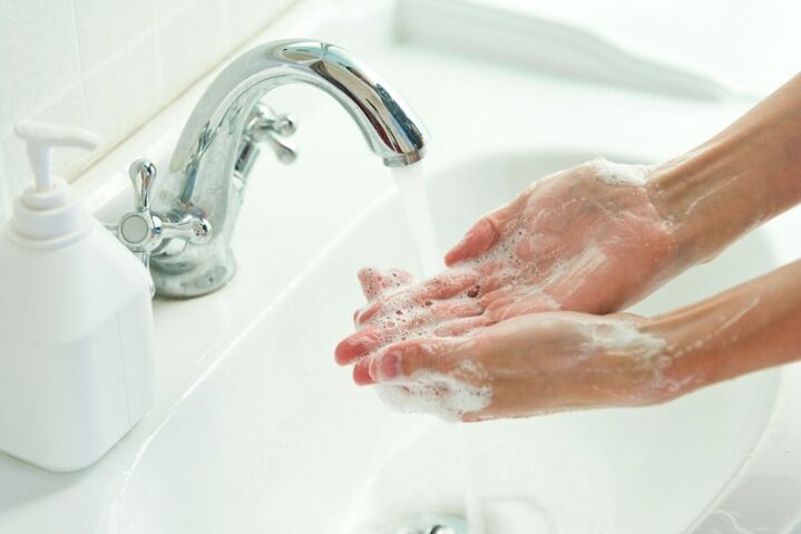 мыццё рук з мылам для прафілактыкі з'яўлення глістоў